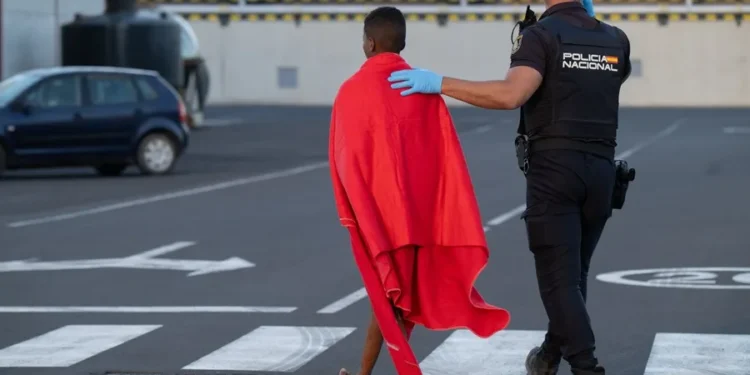 El Supremo ordena al Gobierno y a Canarias informar cada 15 días de la acogida de menores migrantes