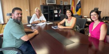 La consejera de Sanidad conoce el proyecto ‘Descansa’ de la mano de la asociación Kilómetros por sonrisa