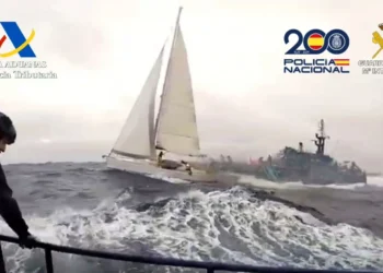 Los narcos queman un velero con cocaína a 92 kilómetros de Tenerife al ser interceptados por dos patrulleras de Aduanas