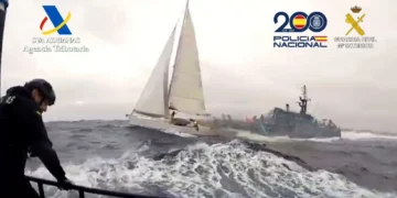 Los narcos queman un velero con cocaína a 92 kilómetros de Tenerife al ser interceptados por dos patrulleras de Aduanas