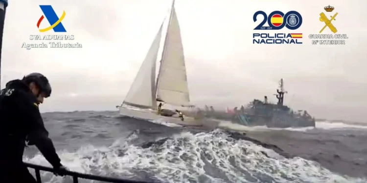 Los narcos queman un velero con cocaína a 92 kilómetros de Tenerife al ser interceptados por dos patrulleras de Aduanas