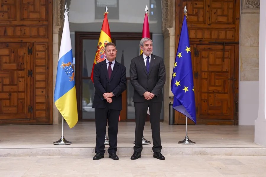 El presidente de Castilla-La Mancha, Emiliano García-Page (i), recibe a su homólogo de Canarias, Fernando Clavijo (d), este miércoles en Toledo.