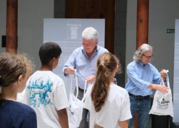 Pedro Quevedo recibe a los niños y niñas saharauis que pasarán el verano en la isla con el programa ‘Vacaciones en paz’ (2)