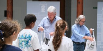 Pedro Quevedo recibe a los niños y niñas saharauis que pasarán el verano en la isla con el programa ‘Vacaciones en paz’ (2)