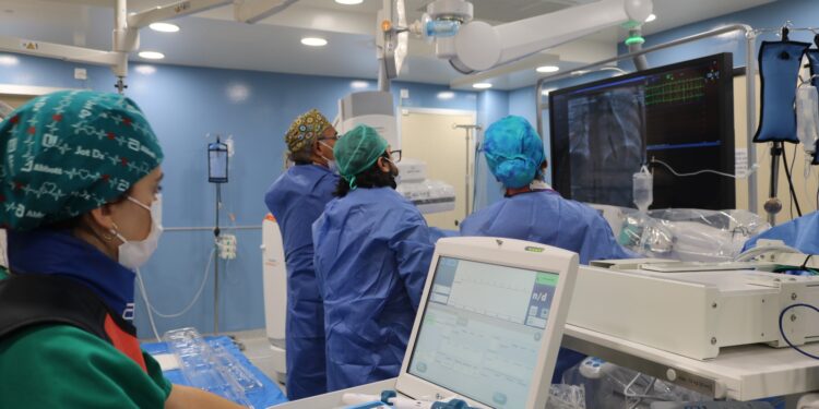 El Hospital Molina Orosa implanta con éxito el primer marcapasos sin cable