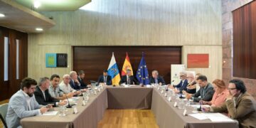 Manuel Domínguez preside la primera reunión de la Comisión de trabajo de la productividad en Canarias