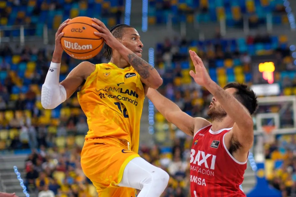 El escolta estadounidense de Gran Canaria, Joe Thomasson (i), con el balón ante el escolta italiano de Baxi Manresa, Santiago Vescovi, durante el encuentro correspondiente a la fase regular de la Liga Endesa que disputaron este sábado Gran Canaria y Baxi Manresa en el Gran Canaria Arena. EFE/Ángel Medina G.