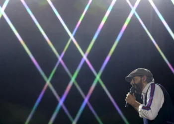 Juan Luis Guerra sube la bilirrubina al público de Gran Canaria con un show apoteósico