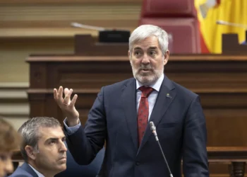 Fernando Clavijo le pide a Pedro Sánchez que se someta a una cuestión de confianza