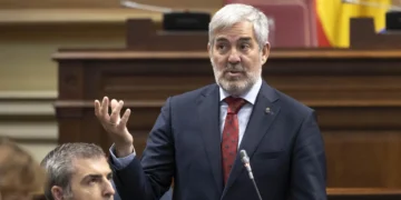 Fernando Clavijo le pide a Pedro Sánchez que se someta a una cuestión de confianza