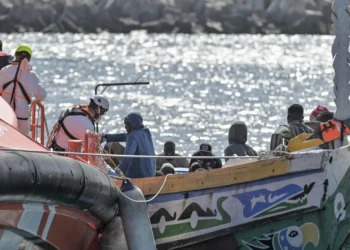 Salvamento Marítimo rescata un cayuco con 54 personas a bordo a siete kilómetros de El Hierro