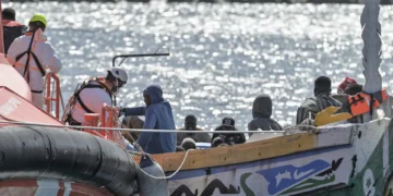 Salvamento Marítimo rescata un cayuco con 54 personas a bordo a siete kilómetros de El Hierro
