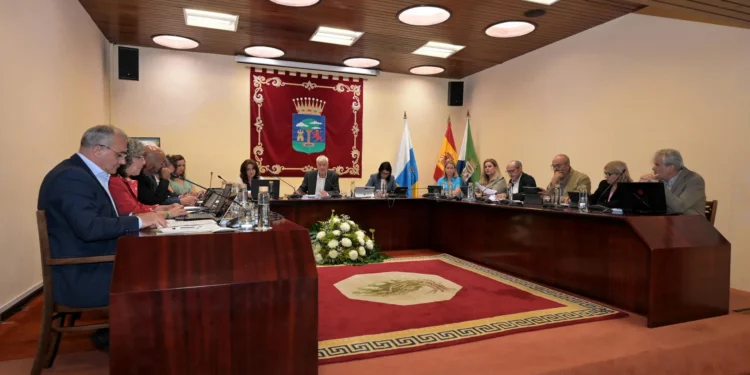 El Cabildo de El Hierro aprueba una moción de apoyo al Parque Nacional Marino