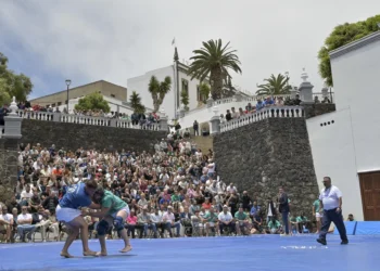 El combinado palmero vence al herreño en la luchada de la Bajada de la Virgen de Los Reyes