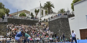 El combinado palmero vence al herreño en la luchada de la Bajada de la Virgen de Los Reyes