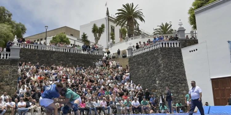 El combinado palmero vence al herreño en la luchada de la Bajada de la Virgen de Los Reyes