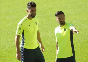 El Tenerife ficha al experimentado defensa central Álvaro González por dos temporadas