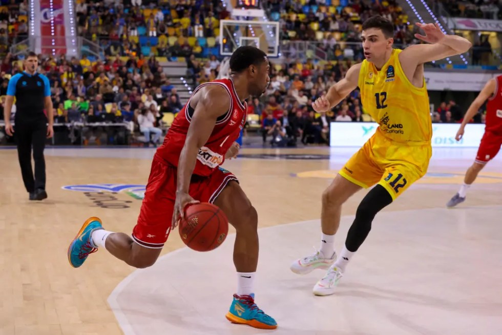 rss-efe53a0bdbbad070a744bc1dbe774f8d5f5c833abc2w-1024x683-1 Foto toamda el 2 de enero: el jugador del Hapoel Tel Aviv Joe Ragland (i) y el jugador del Dreamland Gran Canaria Carlos Alocén (d) durante el partido de la jornada 13 de la Eurocopa, disputado en el Gran Canaria Arena. EFE/ Elvira Urquijo A.