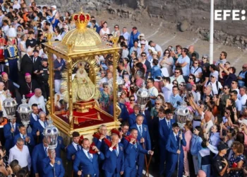 Miles de personas reciben a la Virgen de las Nieves diez años después de la última Bajada