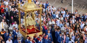 Miles de personas reciben a la Virgen de las Nieves diez años después de la última Bajada