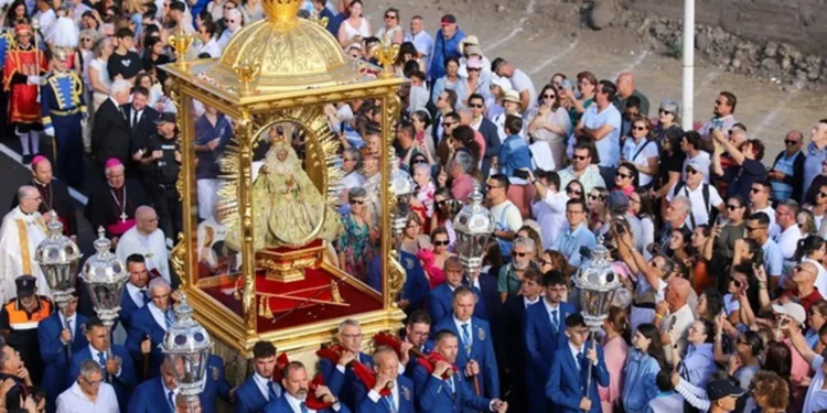 Miles de personas reciben a la Virgen de las Nieves diez años después de la última Bajada