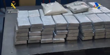 Detenido un buzo tras intentar extraer 101 kilos de cocaína del casco de un buque en el puerto de Las Palmas