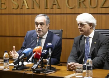 El presidente del Consejo de la Abogacía Española dice que no se respetan los derechos básicos de los inmigrantes