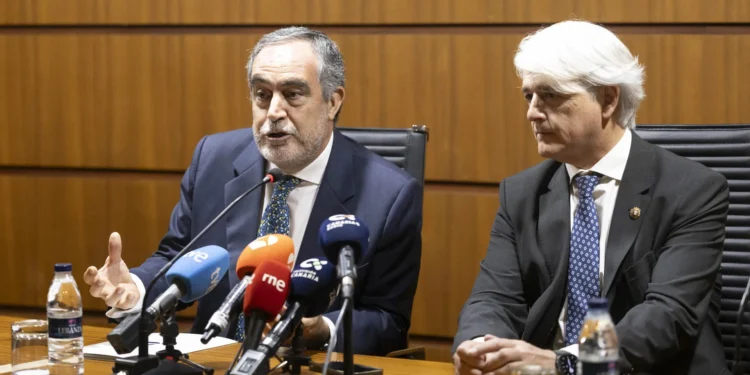 El presidente del Consejo de la Abogacía Española dice que no se respetan los derechos básicos de los inmigrantes