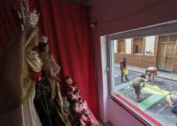 La Isleta, sentimiento y tradición en alfombras de sal para recibir a la Virgen del Carmen