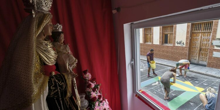 La Isleta, sentimiento y tradición en alfombras de sal para recibir a la Virgen del Carmen