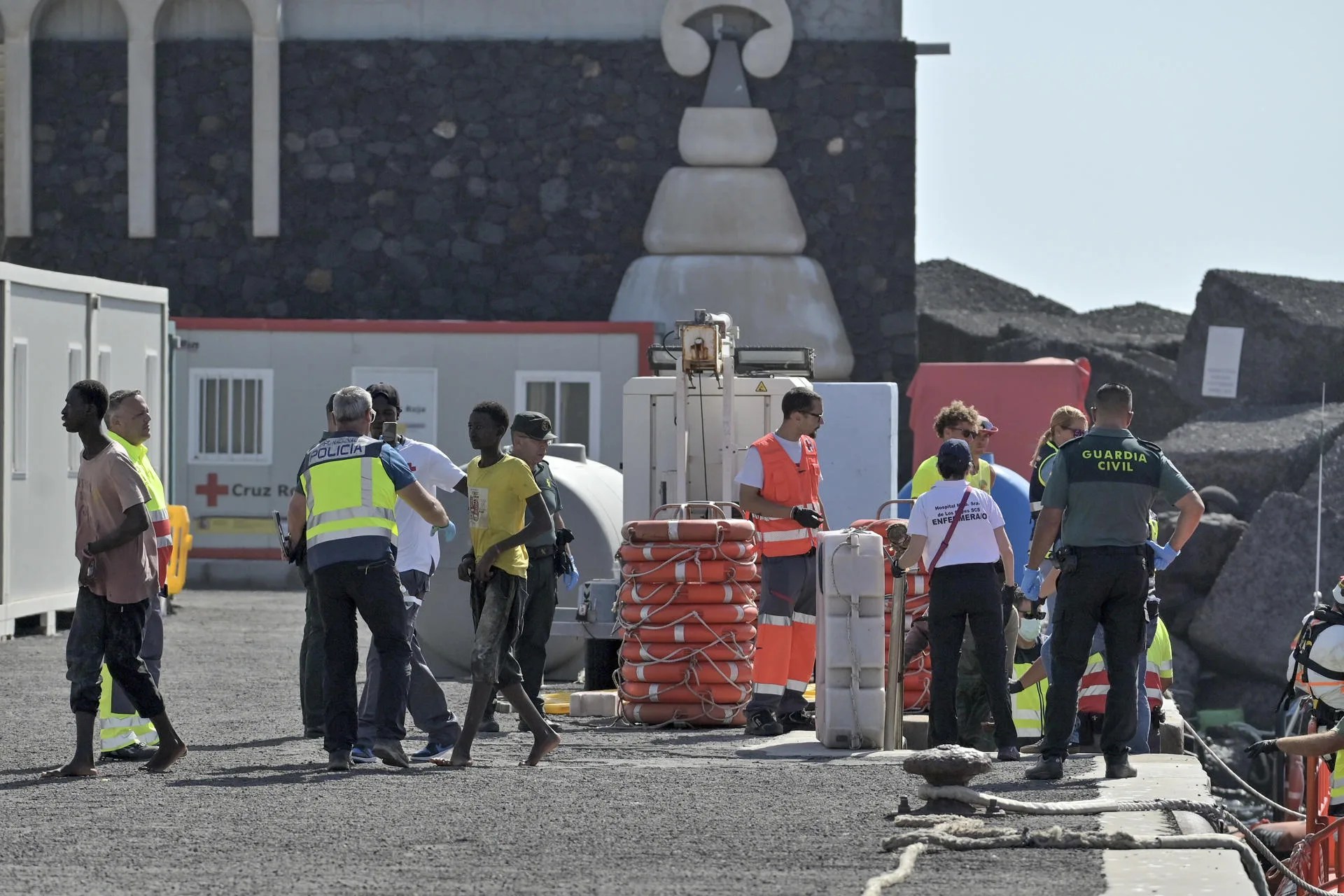 rss-efe92cf8bfd04b1c91ee7f64e627efa6c32758a253cw Imagen de los 54 inmigrantes rescatados en la tarde de hoy sábado por la embarcación de Salvamento Marítimo, Salvamar Diphda, en aguas cercanas a El Hierro y trasladados al puerto de La Restinga, en el municipio de El Pinar, en la isla de El Hierro. EFE/ Gelmert Finol
