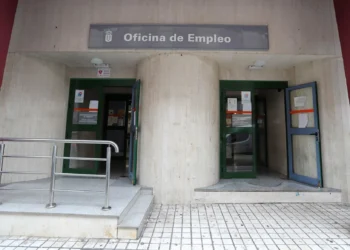 El paro baja en junio en Canarias en 1.467 personas y en 13.756 en el último año