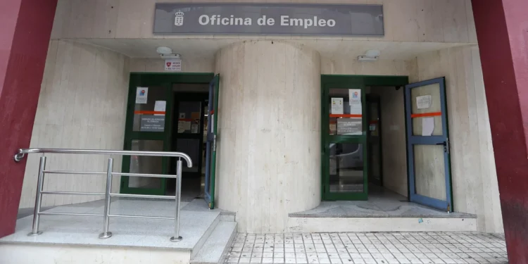 El paro baja en junio en Canarias en 1.467 personas y en 13.756 en el último año