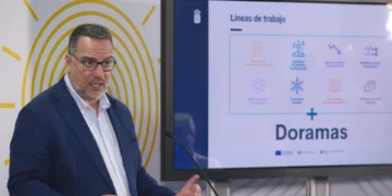 Educación presenta un plan con 65 medidas para reducir la burocracia del profesorado en Canarias