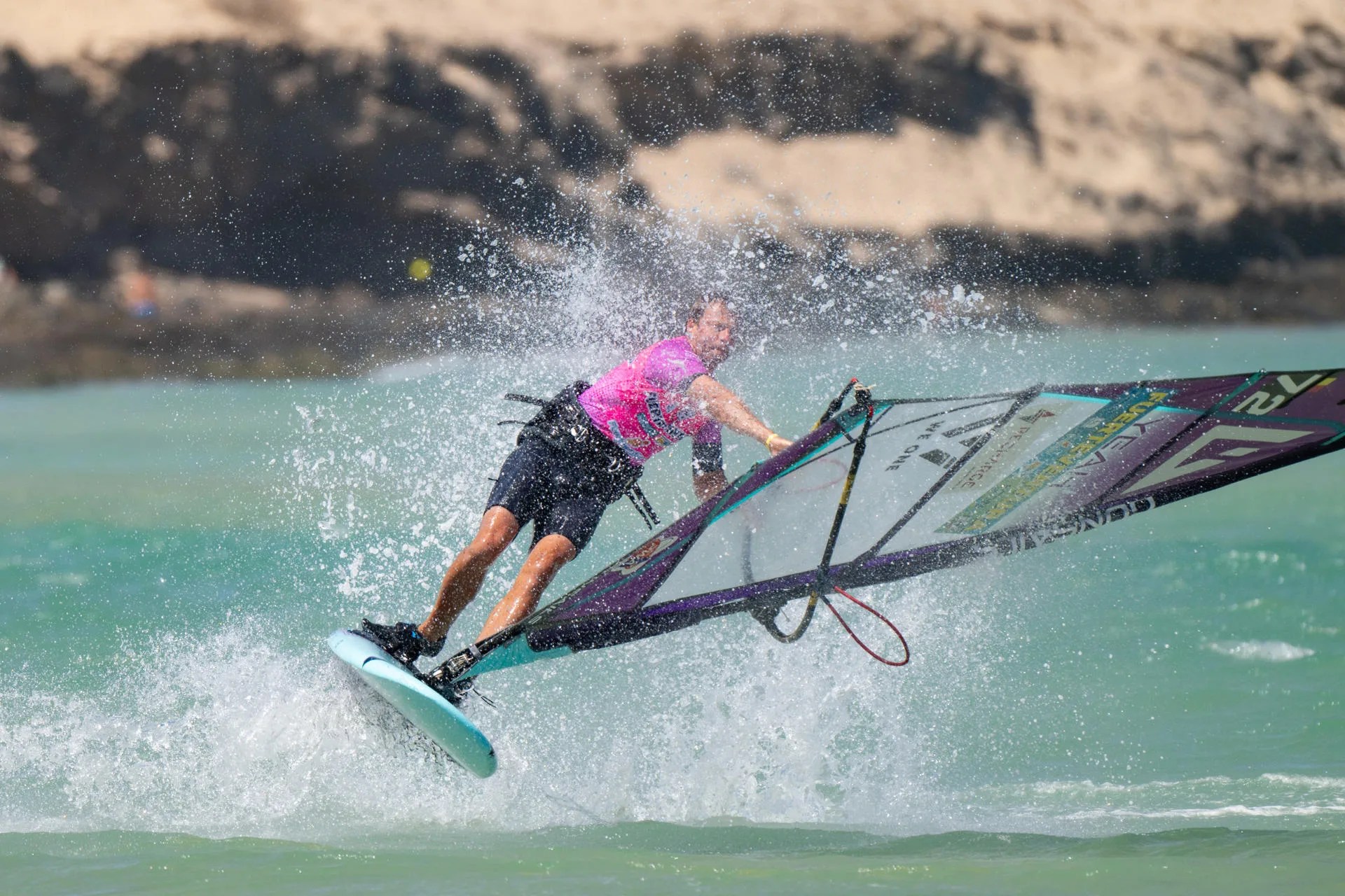 rss-efe9fddc97fd371e625cb95b034b23548ef6b871790w El belga Steven Van Broeckhoven durante su participación en el campeonato del mundo de windsurf en estilo libre. EFE/Carlos de Saá