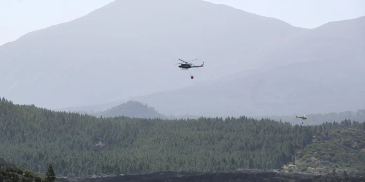 Despliegan un operativo de 80 personas para evitar reactivaciones del incendio de El Tanque (Tenerife)