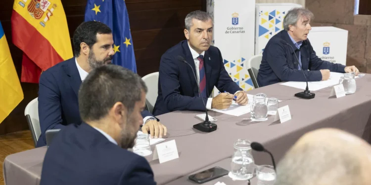 El Gobierno de Canarias inicia con empresarios, sindicatos, autónomos y universidades el camino para mejorar la productividad