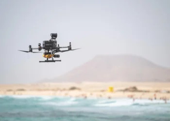 Canarias prueba en las playas de Corralejo un sistema de drones que transportan salvavidas a bañistas en apuros