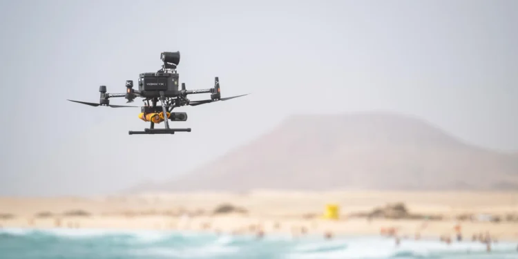 Canarias prueba en las playas de Corralejo un sistema de drones que transportan salvavidas a bañistas en apuros
