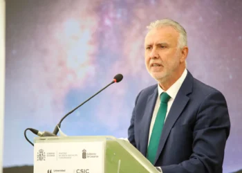 Torres culpa a PP y Vox de los retrasos en los traslados de menores demandantes de asilo
