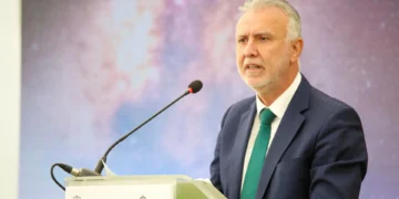 Torres culpa a PP y Vox de los retrasos en los traslados de menores demandantes de asilo