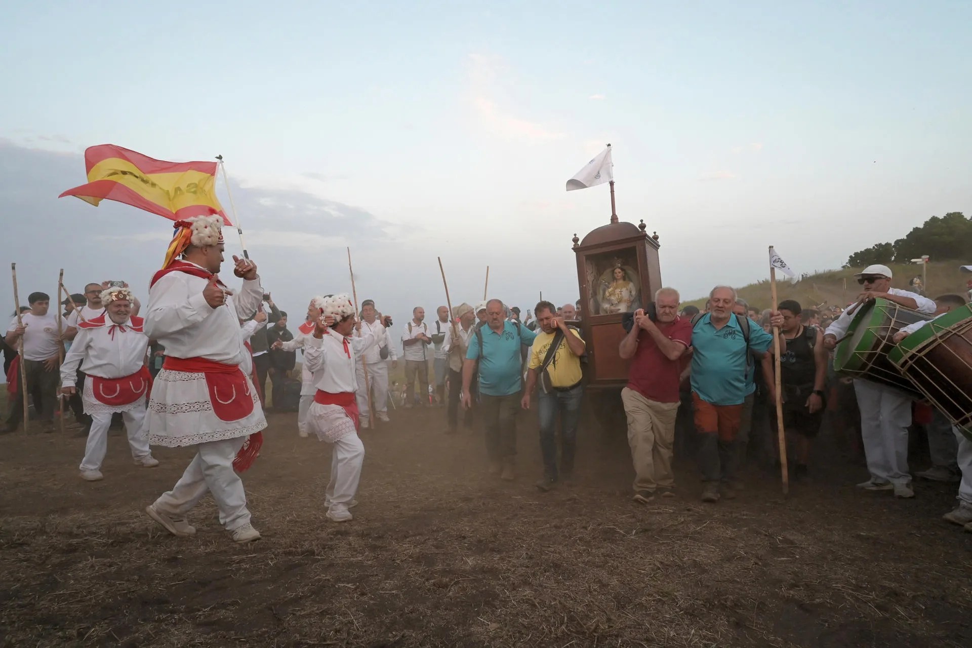 rss-efec9b2a3426235521a9cef0556d3bfad06bc2f3d81w Miles de personas han participado este sábado en El Hierro en la Bajada de la Virgen de Reyes que transcurre durante 28 kilómetros desde su ermita en La Dehesa hasta Valverde, capital de la isla. EFE/Gelmert Finol