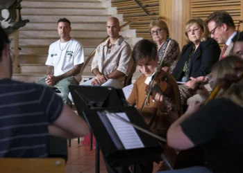 Efecto Pasillo ofrece con la Orquesta Juvenil de Uruguay un adelanto de su proyecto sinfónico