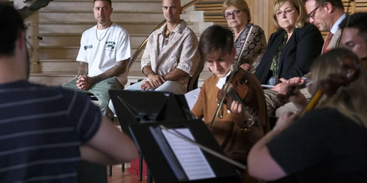 Efecto Pasillo ofrece con la Orquesta Juvenil de Uruguay un adelanto de su proyecto sinfónico