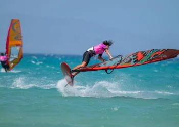 Cuarenta competidores luchan por el podio en el ‘Freestyle’ del Campeonato de Windsurf de Fuerteventura