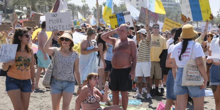 La reputación del turismo en Canarias cae por la masificación, los salarios y la crisis de la vivienda