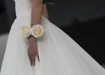 La pasarela grancanaria ‘Colección Bridal’ 2025 amplía espacio y usa una escenografía muy visual y envuelta en tela