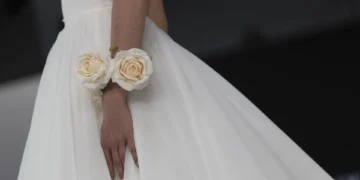 La pasarela grancanaria ‘Colección Bridal’ 2025 amplía espacio y usa una escenografía muy visual y envuelta en tela