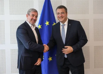 Canarias pide a la UE mantener exención de tasas de emisión al transporte más allá de 2030