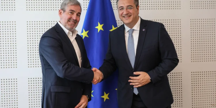 Canarias pide a la UE mantener exención de tasas de emisión al transporte más allá de 2030